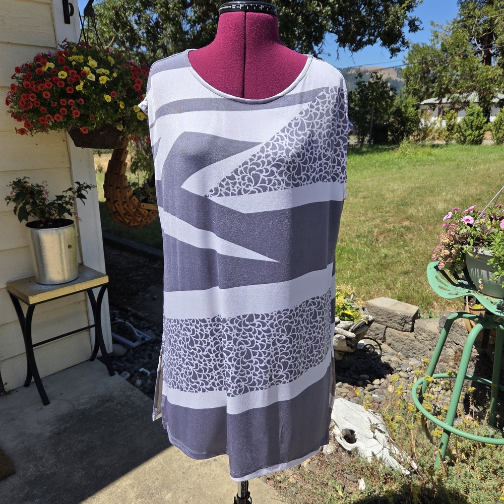 Chico's Relaxed Graphic Blouse in Gray and White. FFCP